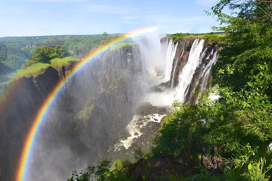 Картинки самых. Водопад Виктория на реке Замбези. Водопад Виктория на реке Замбези, граница Замбии и Зимбабве. Шаршара Замбези. Поющий лес водопад Виктория.