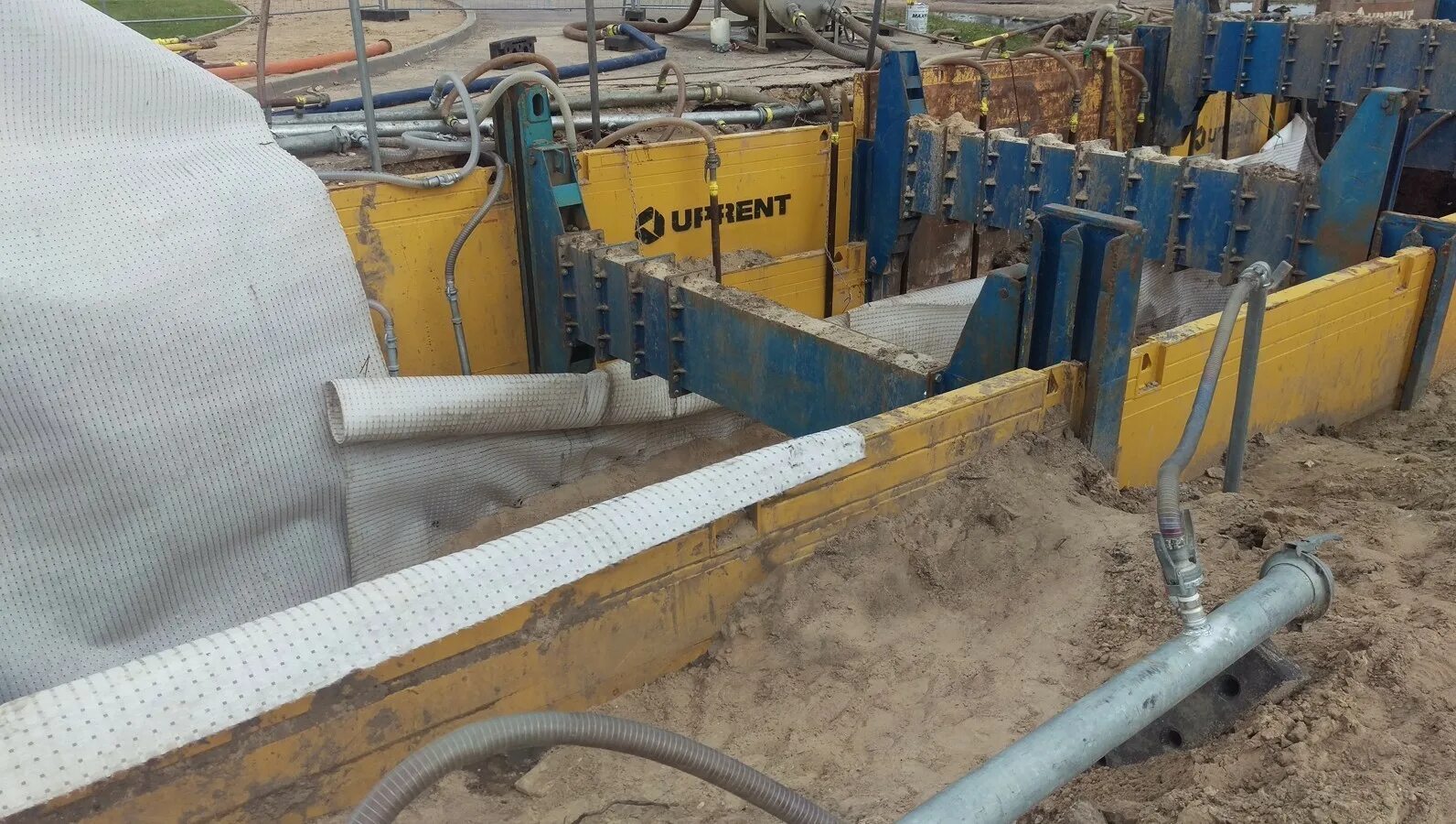 Траншейные крепи sbh. Нагельное крепление котлована. Подпорная стена котлована. Крепление инвентарными щитами стенок траншей шириной до 2 м в грунтах. Траншеи с вертикальными стенками.