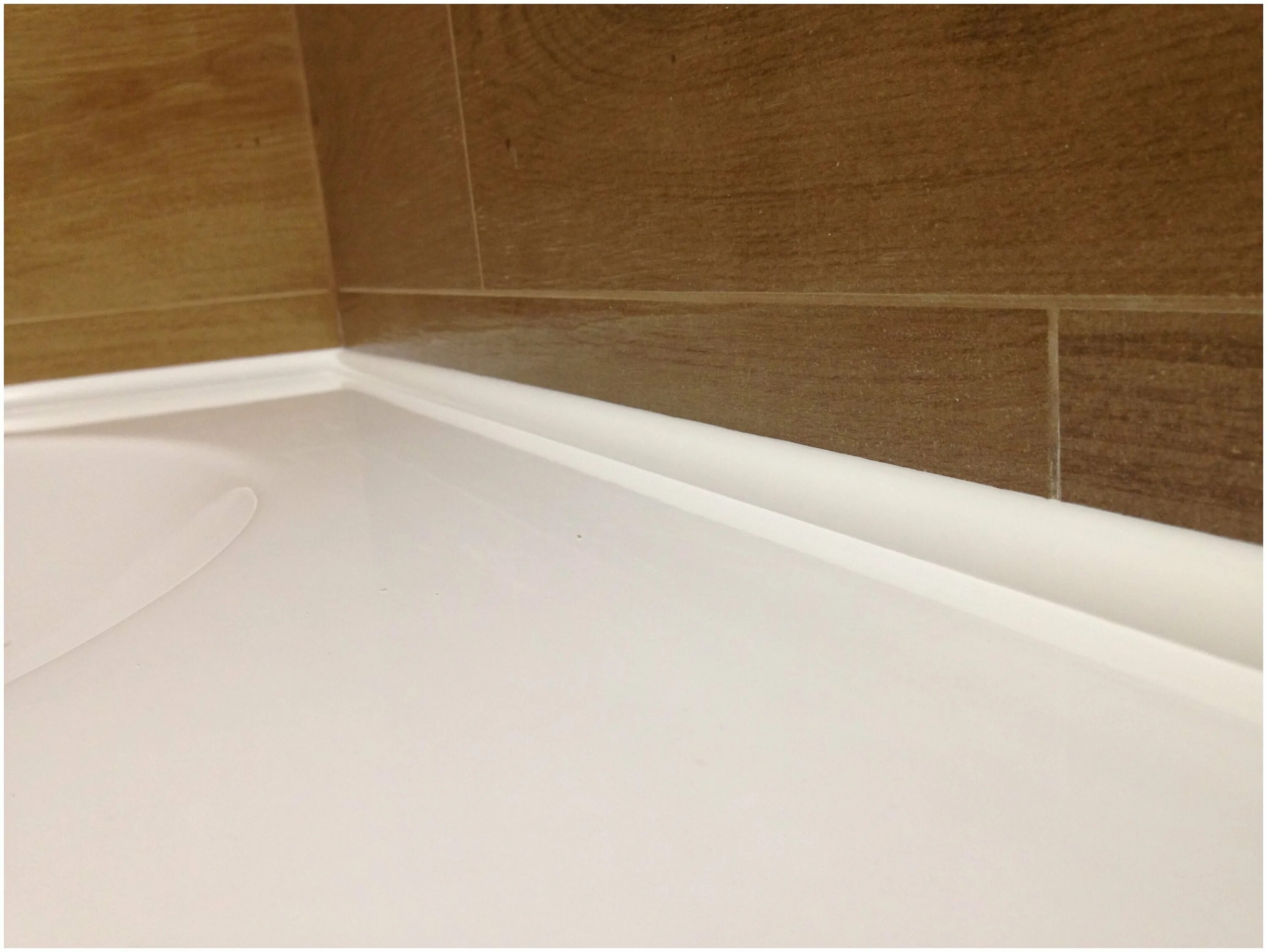 Акриловый плинтус сп17. Какой плинтус для ванной лучше. Какой плинтус для ванной лучше. Профиль для ванны lemal bs601, пвх, белый, 1,8 м. Плинтус бордюр для ванной пф12.