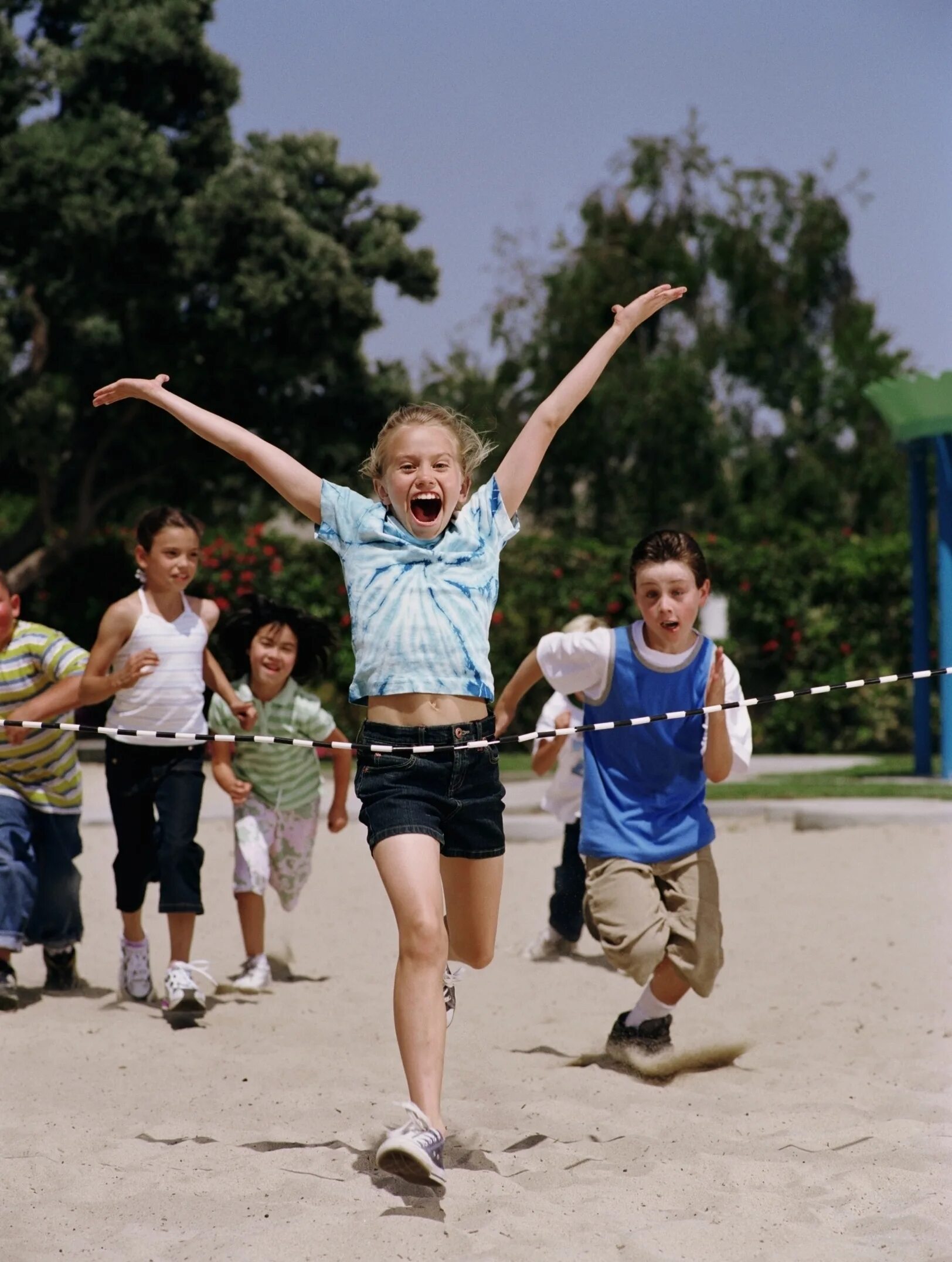 One direction с детьми. радость за детей. мальчик в очках. школьник в очках. дети радость.