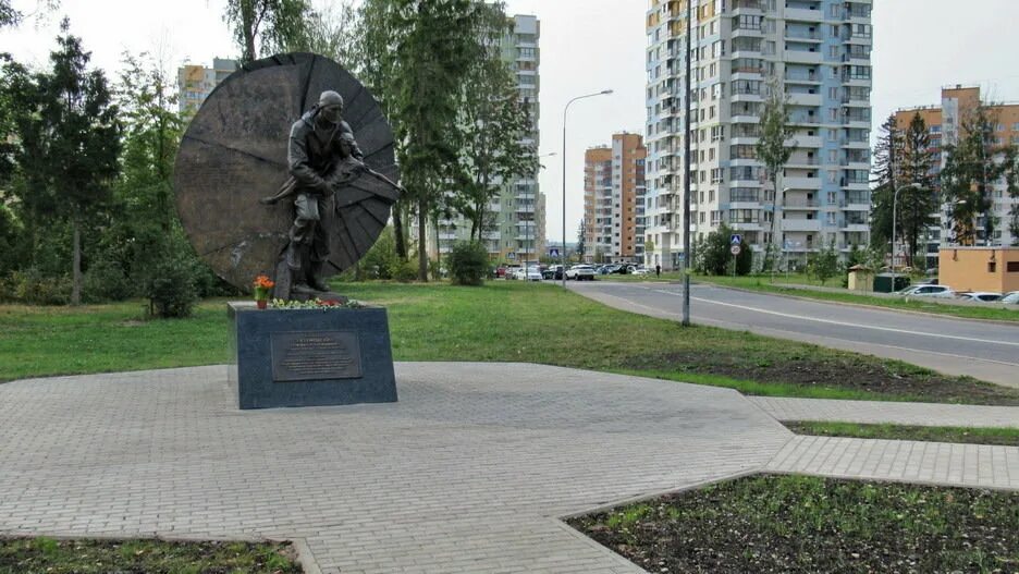 Памятник в парке победы зеленоград. Памятники в зеленограде. Памятник раисе хвостовой в зеленограде. Зеленоград памятники вов. Монумент штыки зеленоград.