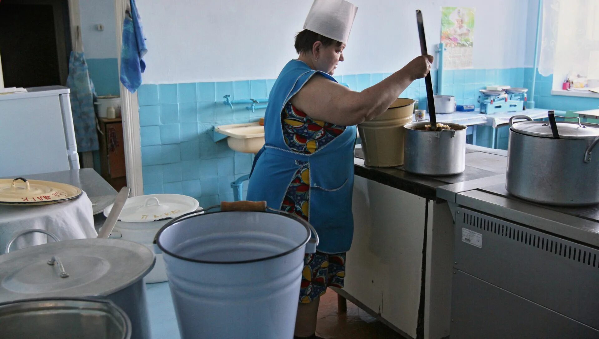 Школа кухонной рабочей. Повар в садике. Кухонный работник в детском саду. Кухонный рабочий детский сад. Кухня в школьной столовой.