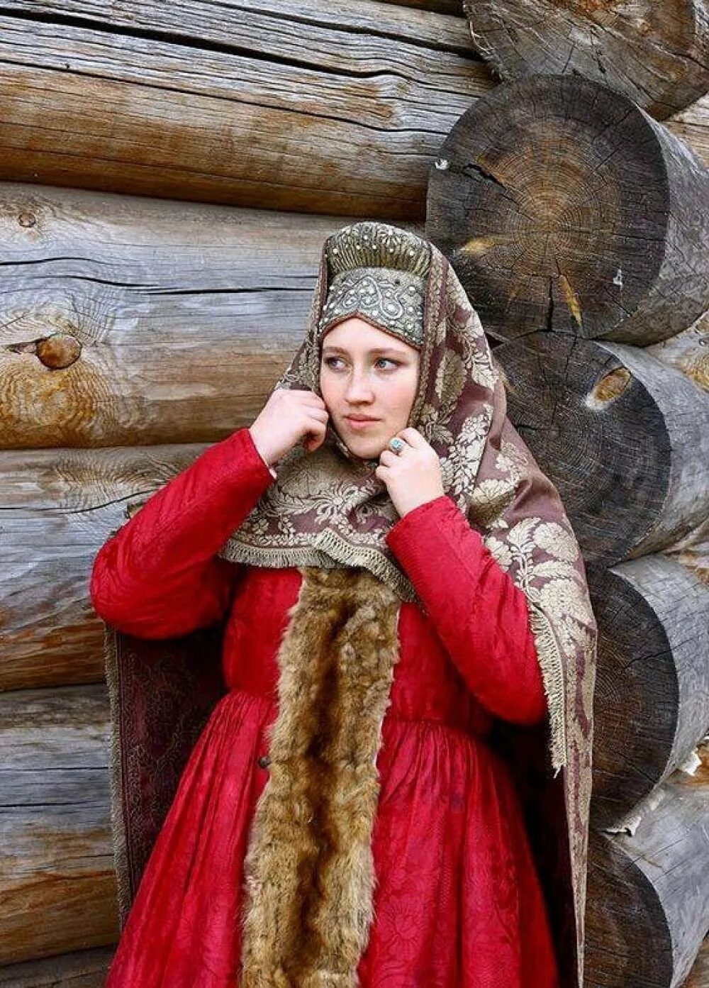 Народная верхняя одежда. Зимняя древнерусская одежда женская. старорусский костюм женский. традиционная русская зимняя одежда. старорусские костюмы.