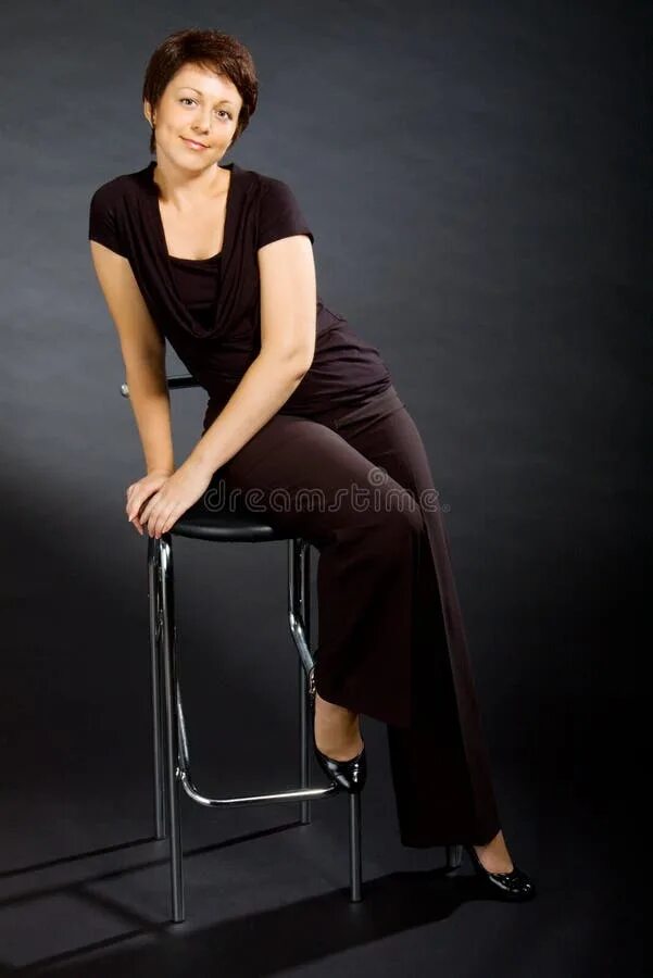 Woman on chair. Женщина на стуле. Девушка сидит скрестив ноги. Девушка сидит. Красивая девушка сидит на стуле смирно.