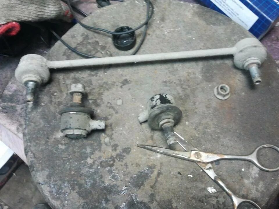 Переделка стоек стабилизатора опель омега. Переделка стоек стабилизатора. Разборные стойки стабилизатора. Стойки стабилизатора ниссан ноут. Ремонтная стойка стабилизатора.