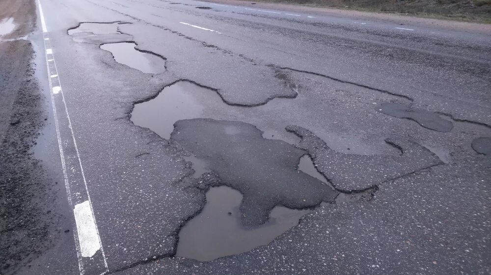 Самара трещина. Выбоины на автомобильной дороге. Разрушение дорожного покрытия. Колея дорожного покрытия. Неровное покрытие дороги.