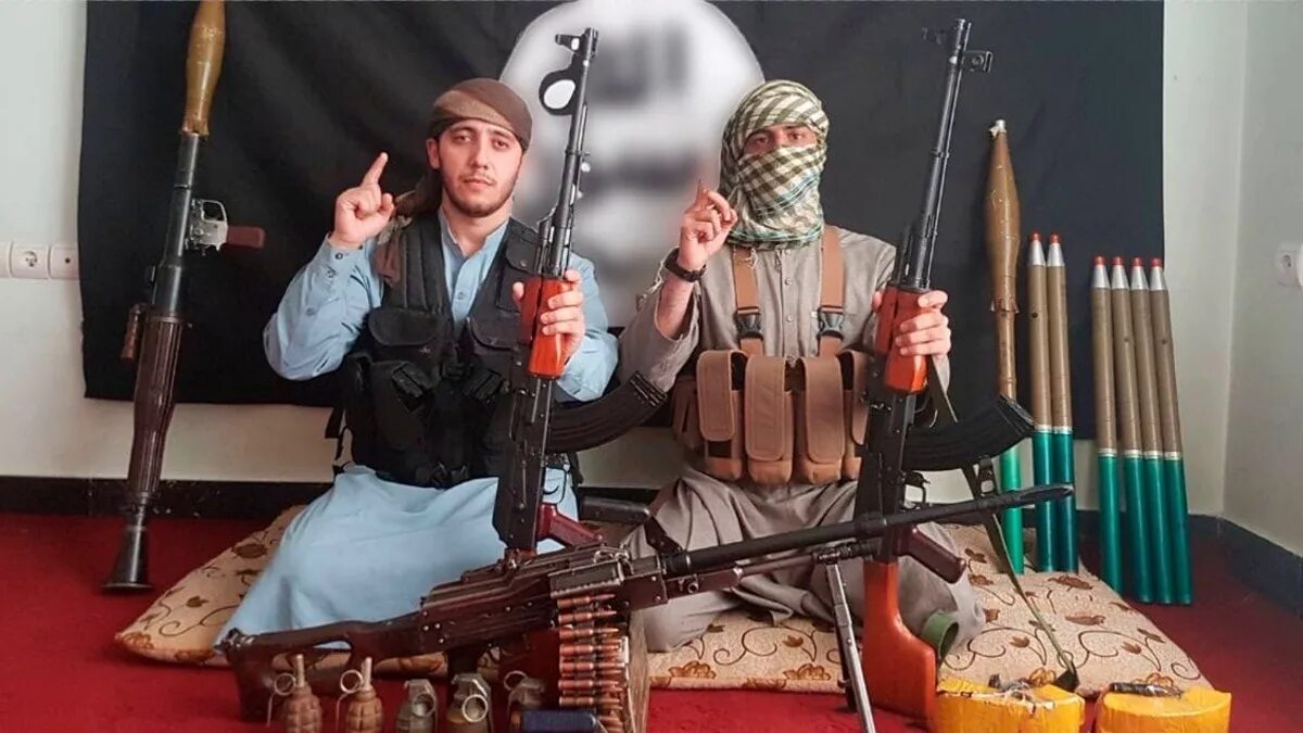 Фото террористов на фоне флага игил. Афганистан террористы Талибан. Афганистан Талибан ИГИЛ. Исламское государство Афганистан. Талибан Афганистан оружие.