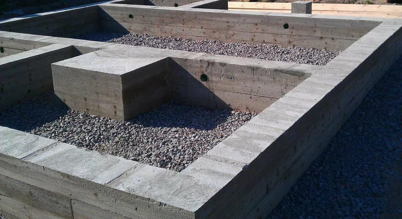 готовый бетон для фундамента. монолитный фундамент, бетон м100. бетонный фундамент. готовый бетон для фундамента. дом с фундаментом.