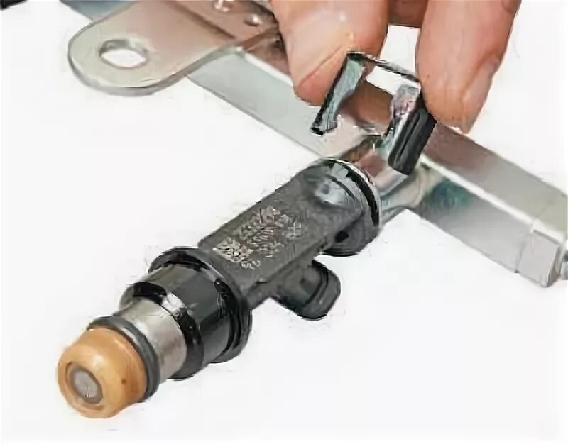 Как снять топливную рампу ланос Removing the fuel rail and injectors (Chevrolet Lanos T150 2002-2009: Power unit