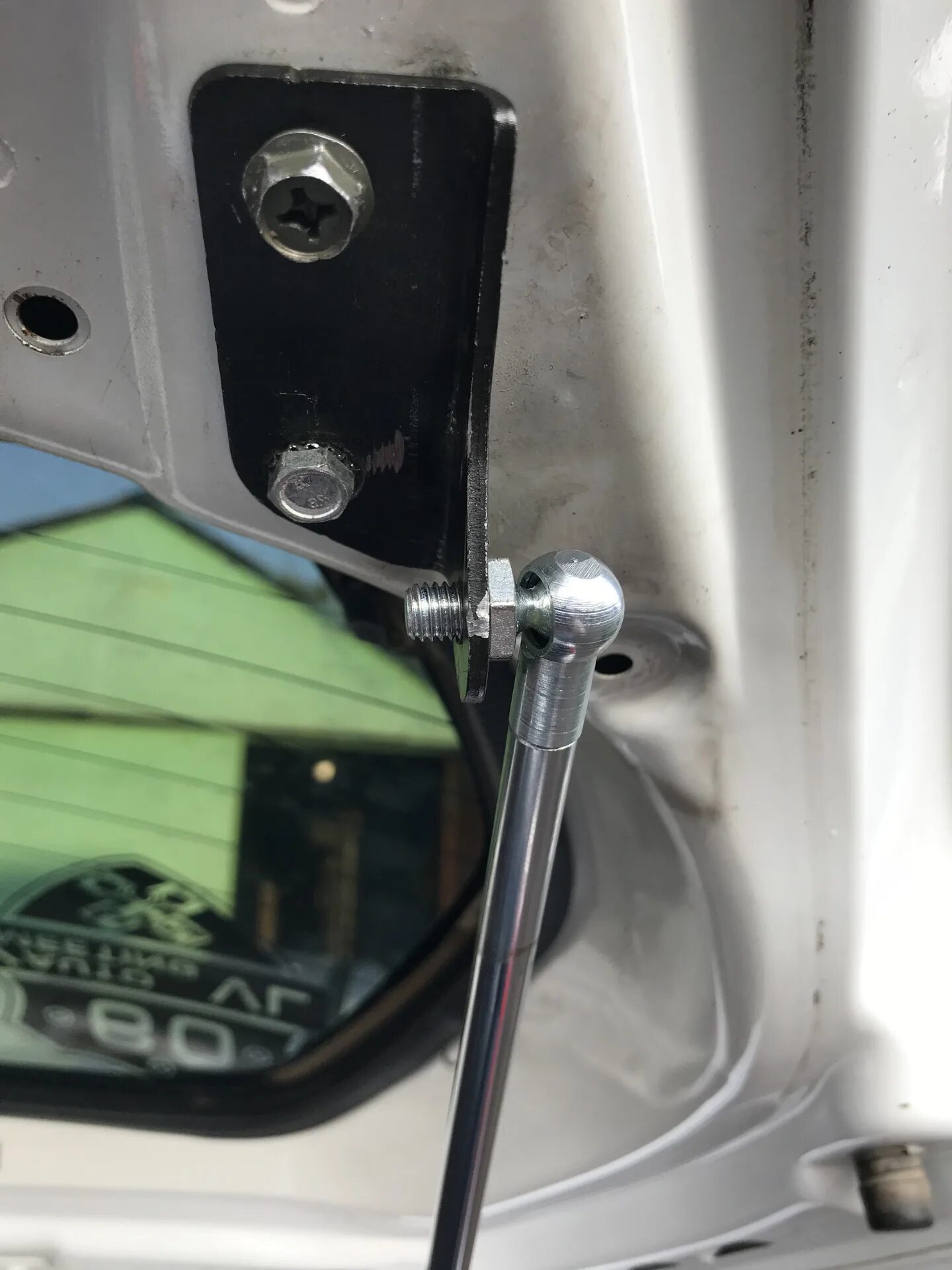 Газовый упор 0k01g62610f. Газовый упор 0k01g62610f. Как поменять газовые упоры. Газовый упор suzuki sw 2009. Амортизатор багажника ваз 2115.