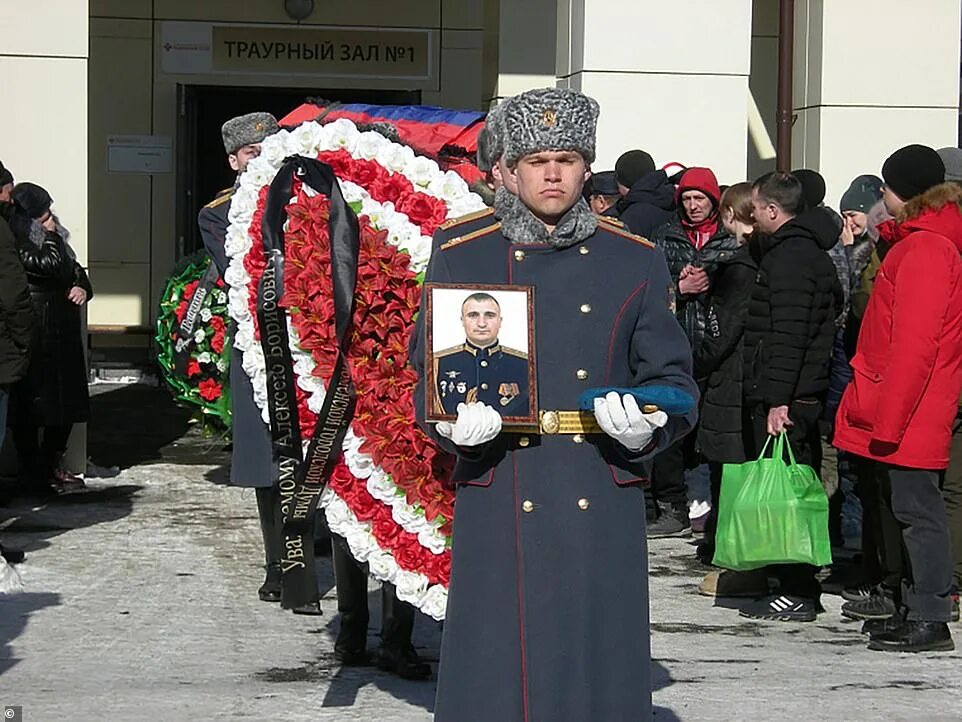 Семьям погибших военных. Похороны военнослужащего. Прощание с героем на войне.