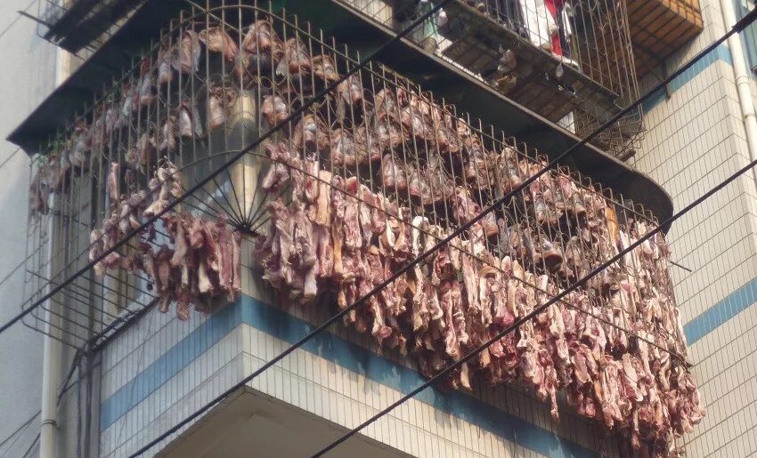 Шашлык на балконе. Мясо на балконе. Шашлык на балконе фото. Lot of meat