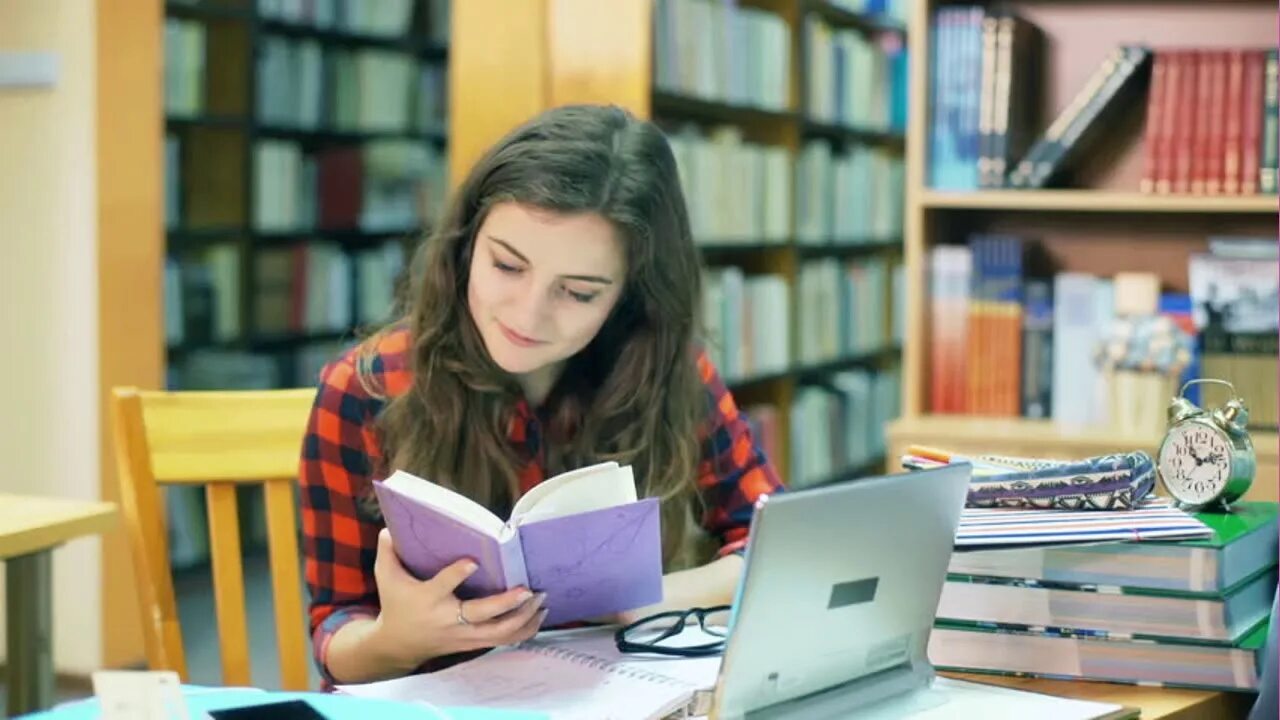 Подросток за книгой. Девушка сидит за учебниками. Чтение подростки. Студент за учебниками. She a lot of books