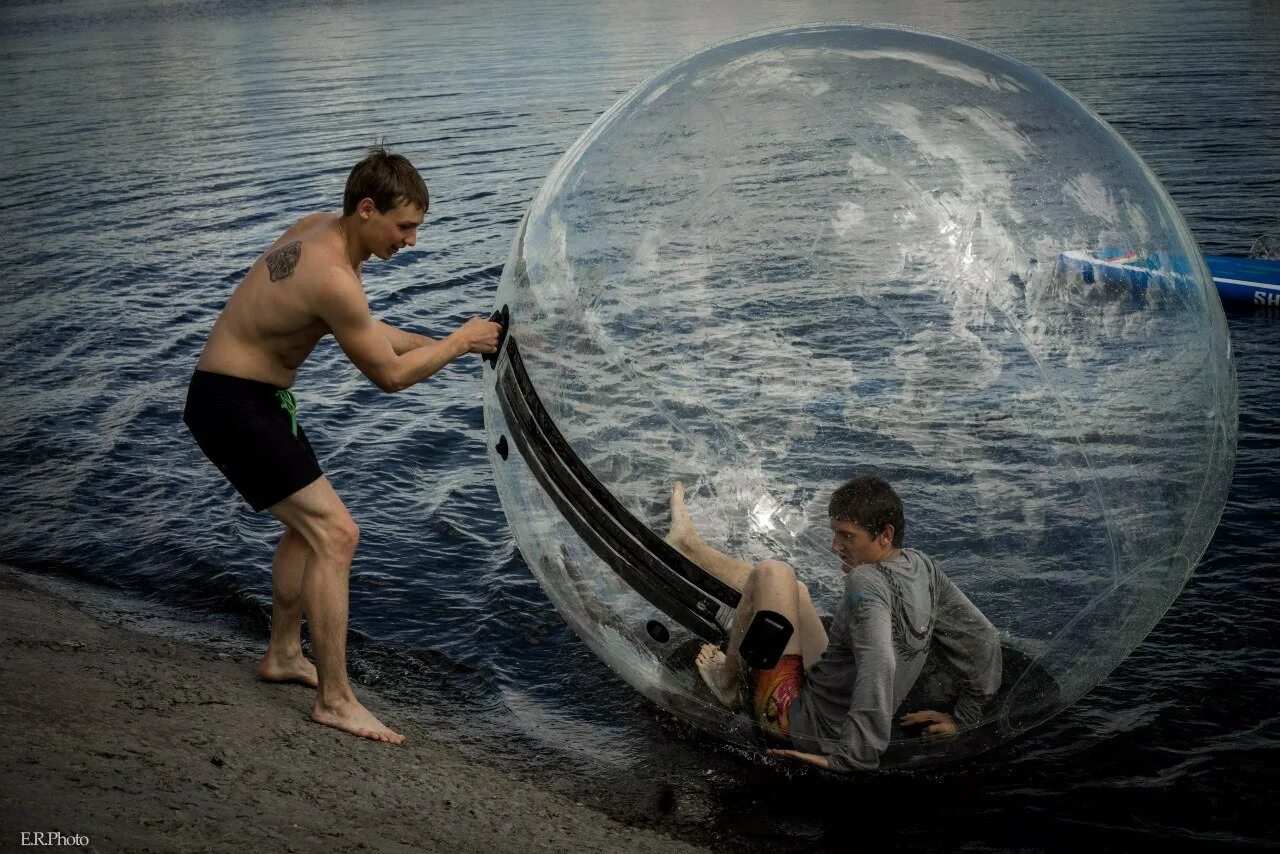 Развлечение мысли. Зорбинг на пляже. Водный аттракцион "зорбинг". Фотосессии в зорбах на воде. Толстяк в зорбе.