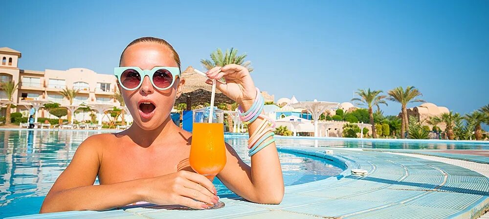 Девушка с коктейлем. Египет пляж девушки. Отдых у бассейна. Девушки на отдыхе в Турции. Отдыхаем ли 14