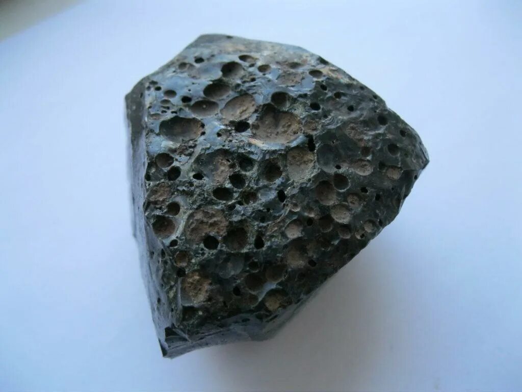 Iron stone. Каменные метеориты анохандриты. Каменный метеорит ахондрит. Оливин-энстатитовые хондриты. Каменно железные метеориты.