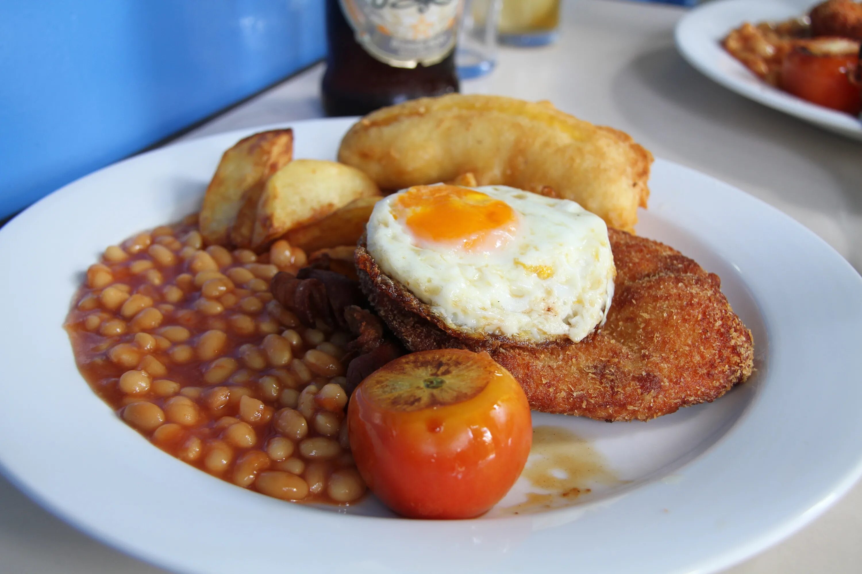 Яйцо обжаренное с двух. Завтрак с мясом. Овощной завтрак. Блюда из яиц картинки. Оригинальный завтрак из мяса.