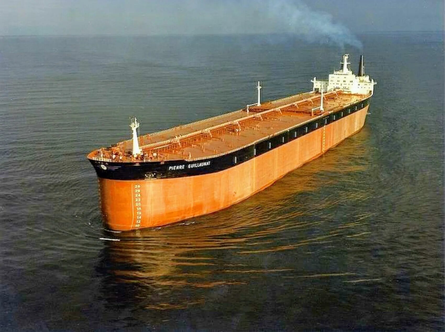 Список самых больших судов. Самый большой танкер в мире Batillus. Танкер Батиллус. Самый большой корабль нефтеналивной танкер в мире. Водоизмещение супертанкера.