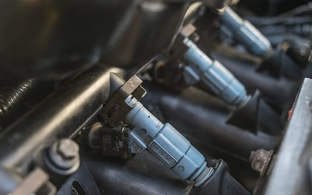 Load injector. Car injector. car fuel injectors. мазда 3 неисправность форсунок. форсунка фото в машине.