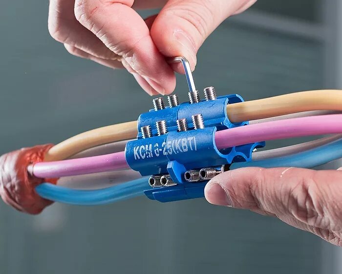 Для соединения проводов используют. Муфта для соединения кабеля 6 мм2. Муфта соединительная для кабеля КСМ 5 25. Соединитель проводов 6мм2. Муфта соединительная заливная для кабеля 5х10.