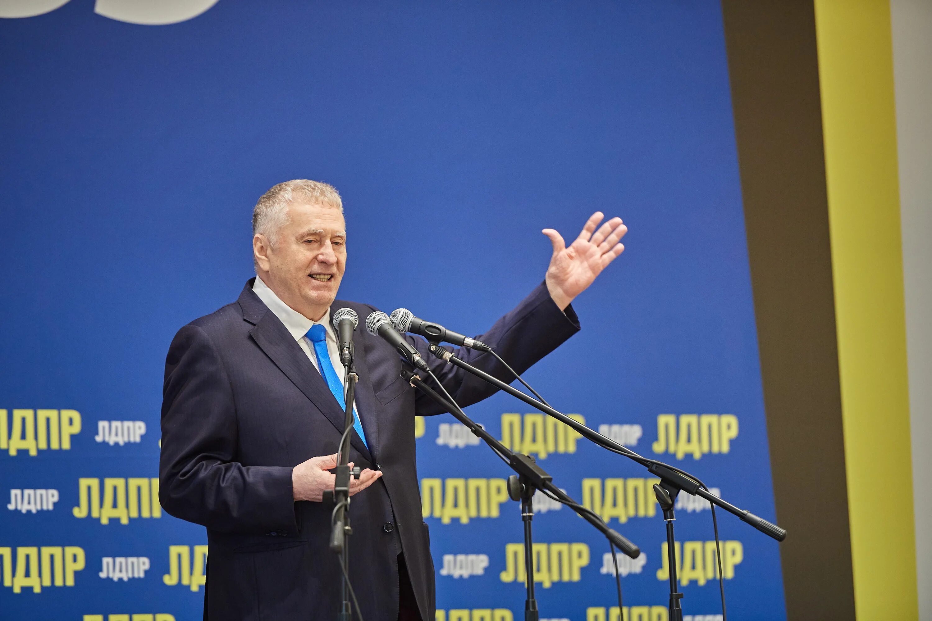 Глава партии лдпр. Владимир жириновский лдпр. съезд партии лдпр. жирновский владимир лдрп. жириновский лидер партии лдпр.