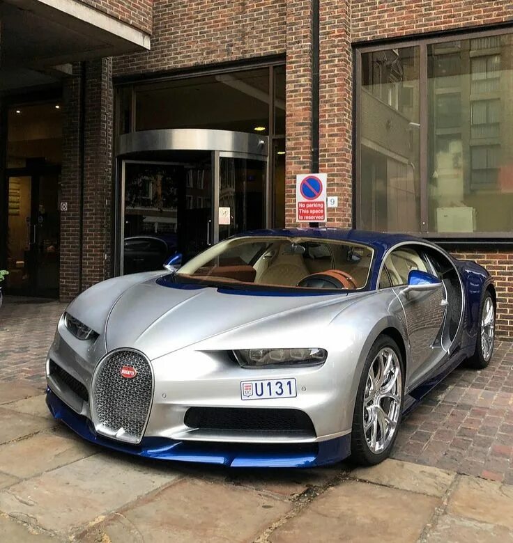 Bugatti в москве. Бугатти ЧИРОН. Бугатти Вейрон в Москве. Бугатти ЧИРОН В МСК. Bugatti Chiron 50000000 евро.