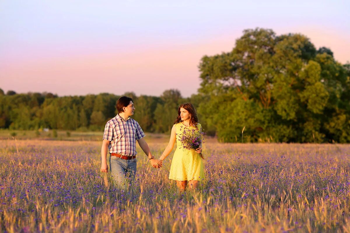 Фотосессия в поле. Двое влюбленных в поле. Влюбленные летом в поле. Влюбленные на лугу.