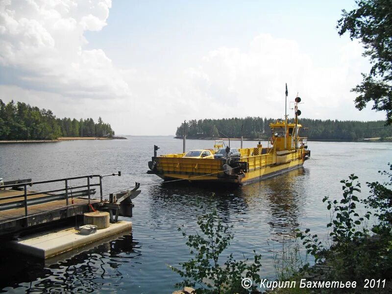 паром на реке. паром через реку. паром деревянный. паром деревянный. речная паромная переправа.