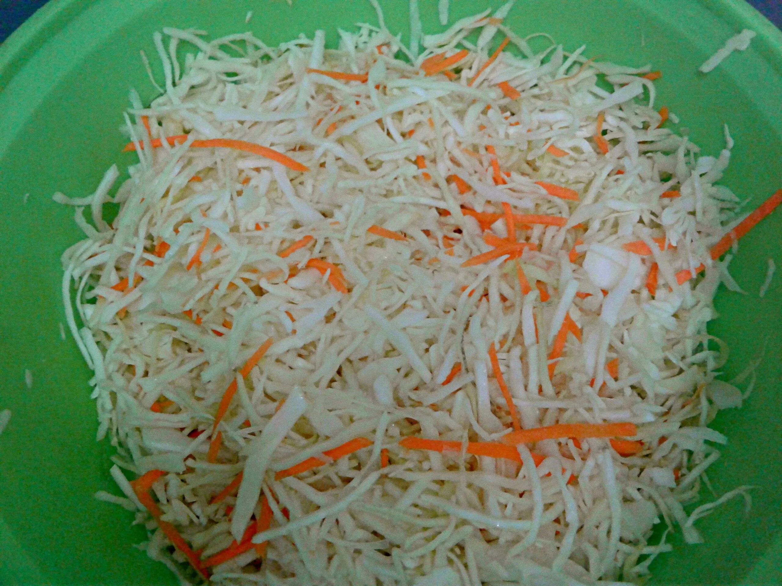 Заливаю рассолом капусту. Маринованная капуста. Капуста с уксусом быстрого приготовления. Квашеная капуста в банке. Капуста в рассоле на зиму.