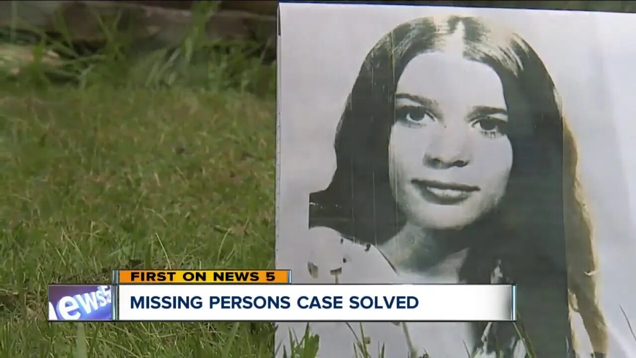Without missing. Линда пагано. бакскин гёрл. newspaper missing person.