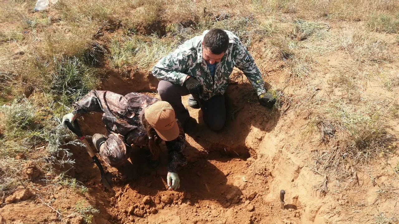 Знаменитые люди астраханской области. Калмыкии фото мужчины. Фото людей когда их выкопали. Мужчина роет землю лопатой.