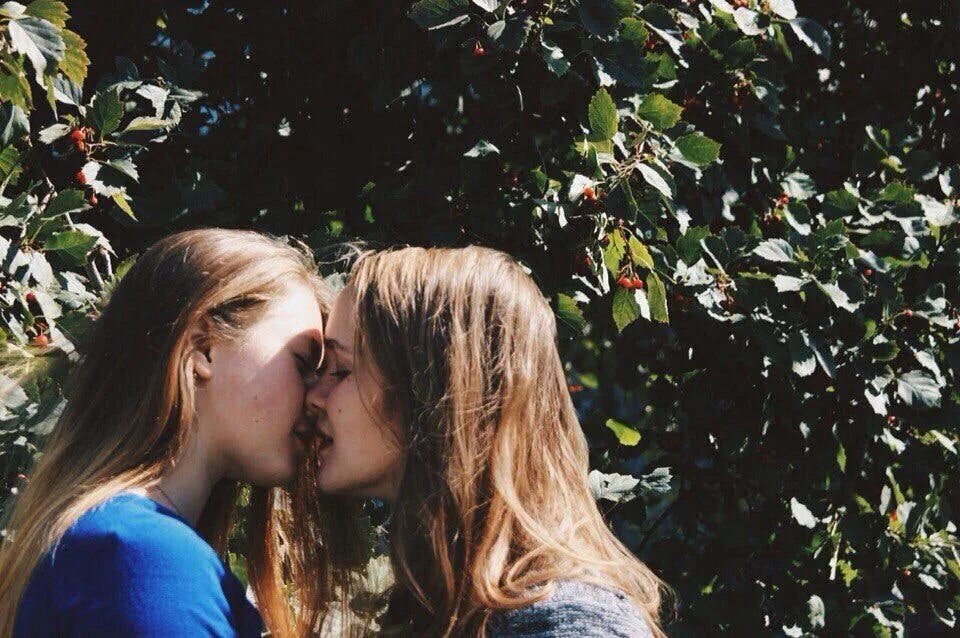 Lesbian 11. Поцелуй девушек. Поцелуй двух девушек. Поцелуй двух девочек в школе. Красивые девушки целуются.