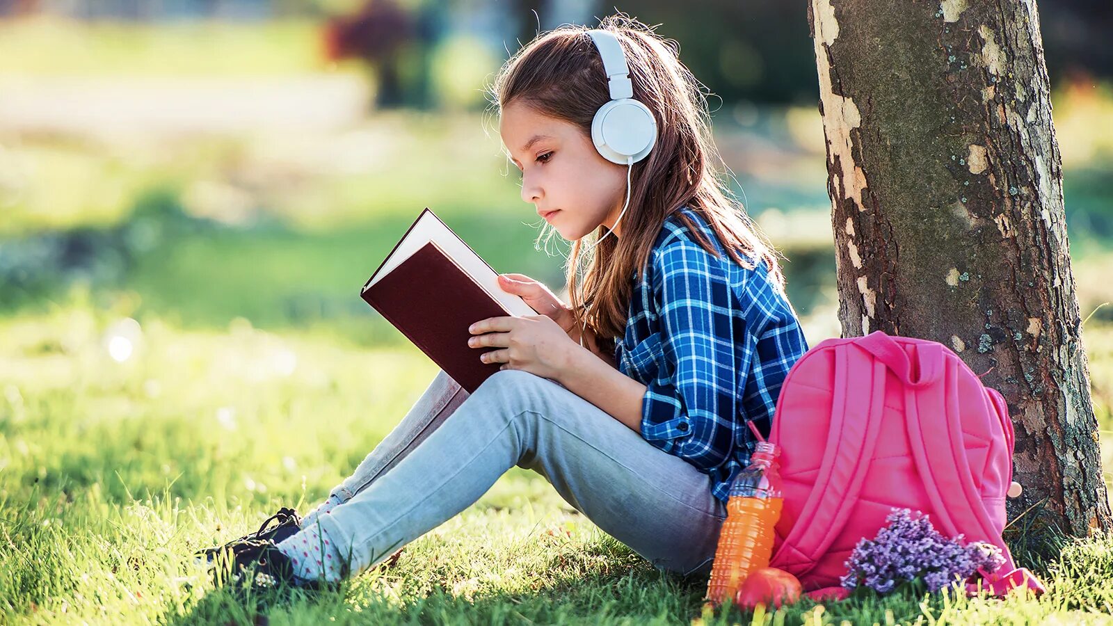 Книги для девочек 12 лет. Children who read books. Девочка с книгой на голове. Child with Headphones. Listen to music read a book