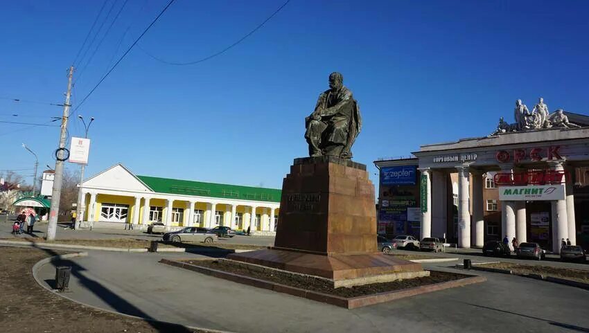 Памятник Шевченко в Орске. Площадь Шевченко Орск. Г Орск Оренбургская область. Площадь Шевченко Орск достопримечательности.