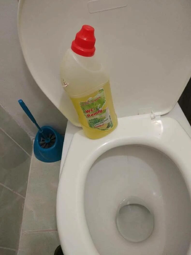 Wd40 для чистки унитаза от ржавчины. Известковые отложения в унитазе. Средство для туалетов удаляет мочевой камень. Известковый камень в унитазе. Wd 40 чистка унитаза.