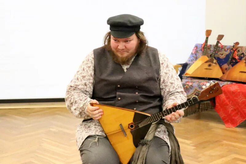 Играющий на балалайке как называется