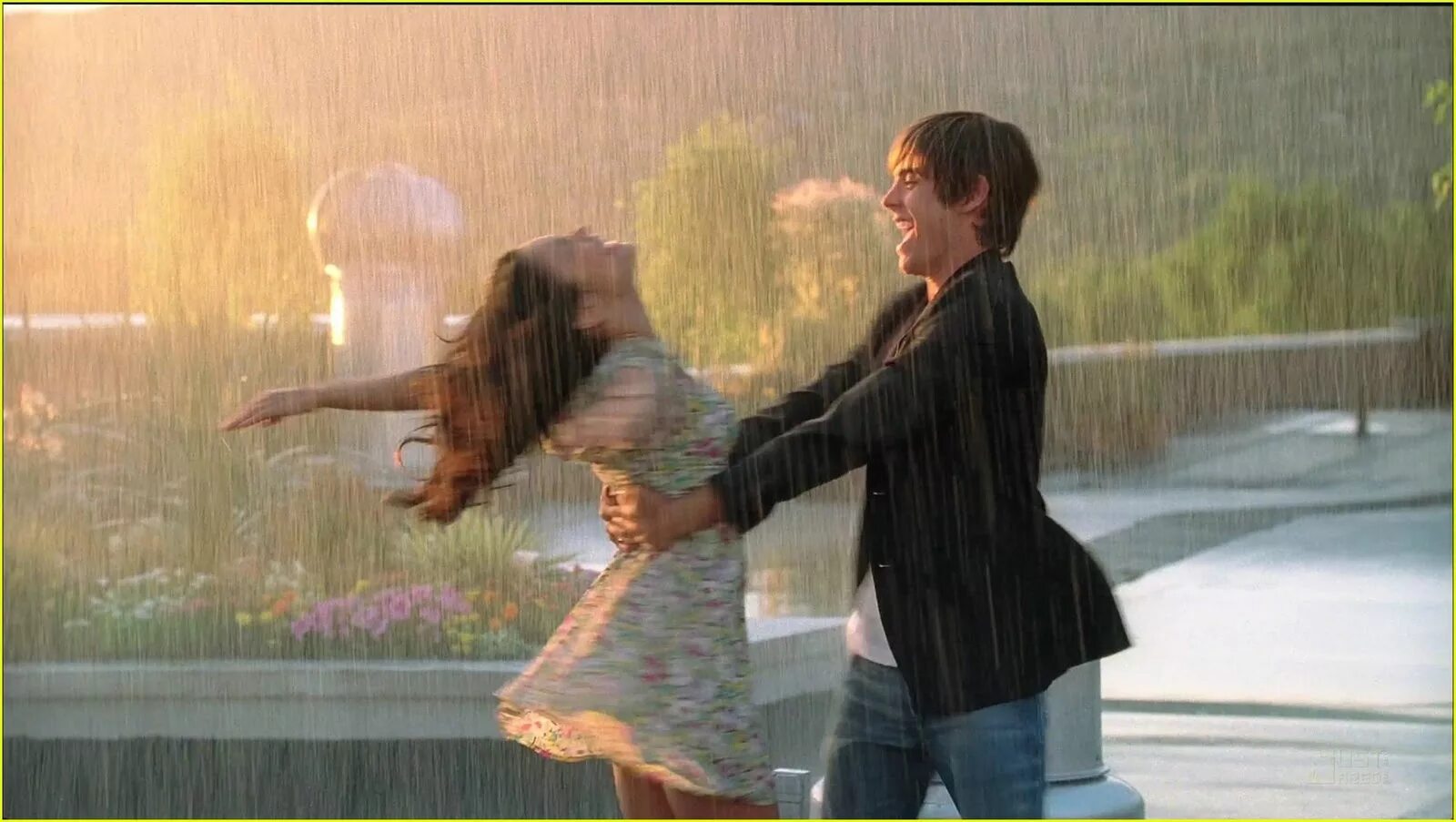Вивиан Грин танцевать под дождём. Влюблённые под дождём. Прогулка вдвоем под дождем. Пара танцует под дождем.