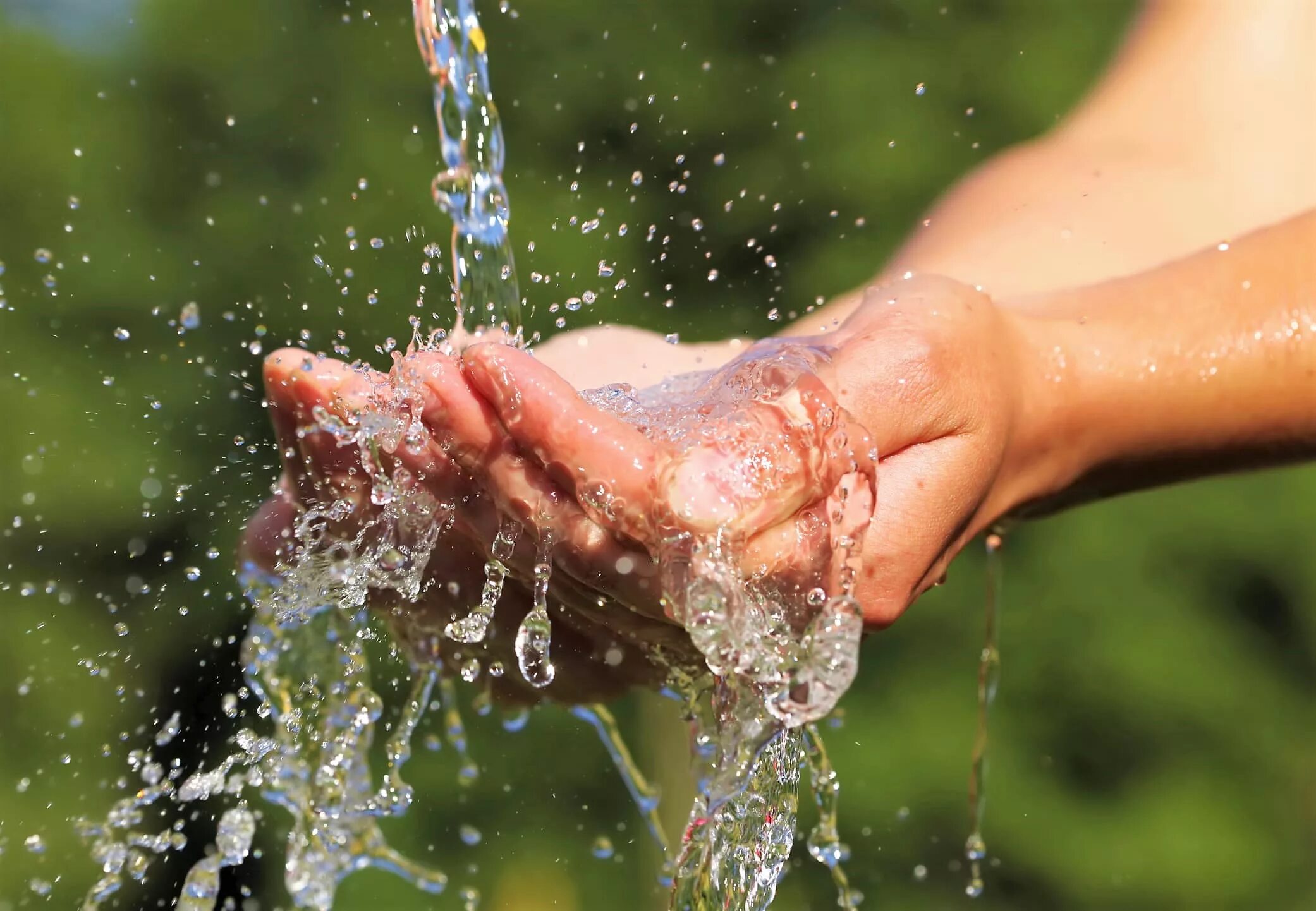 Вода в руках. Руки под струей воды. Струя воды руки. Вода льется на руку. Водички руки
