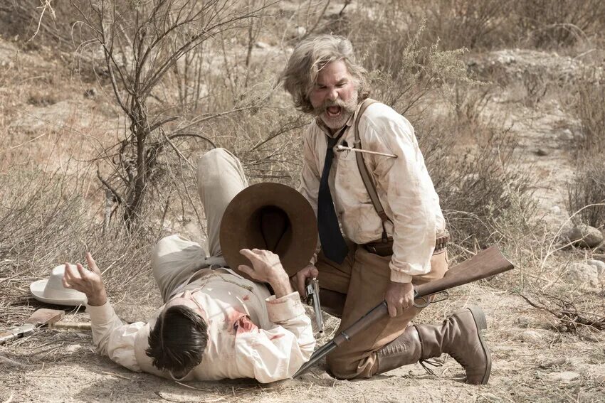 Людоед 2015. Костяной томагавк (Bone Tomahawk), 2015. Курт Рассел костяной томагавк. Костяной томагавк троглодиты.