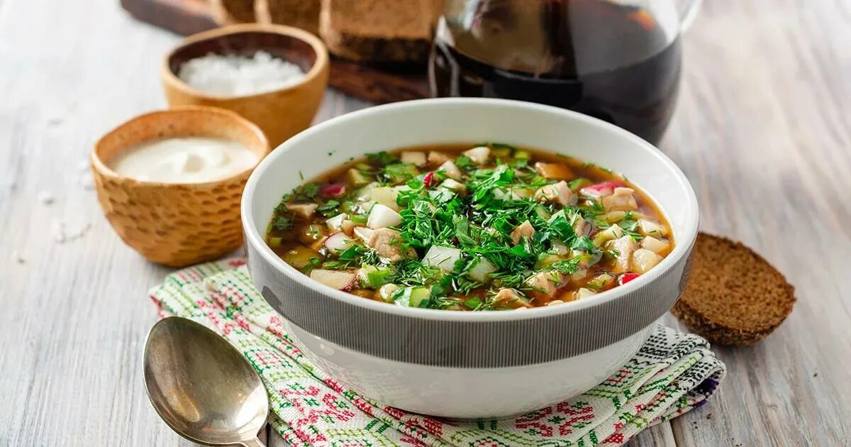 Окрошка с куриным филе. Окрошка на квасе. окрошка с лещом.