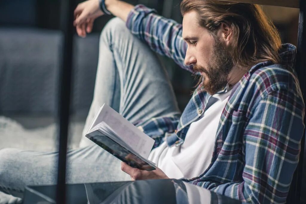 Выглядит читать. Парень с книгой. Мужчина читает книгу. Мужчина с книгой в руках. Книжные парни.