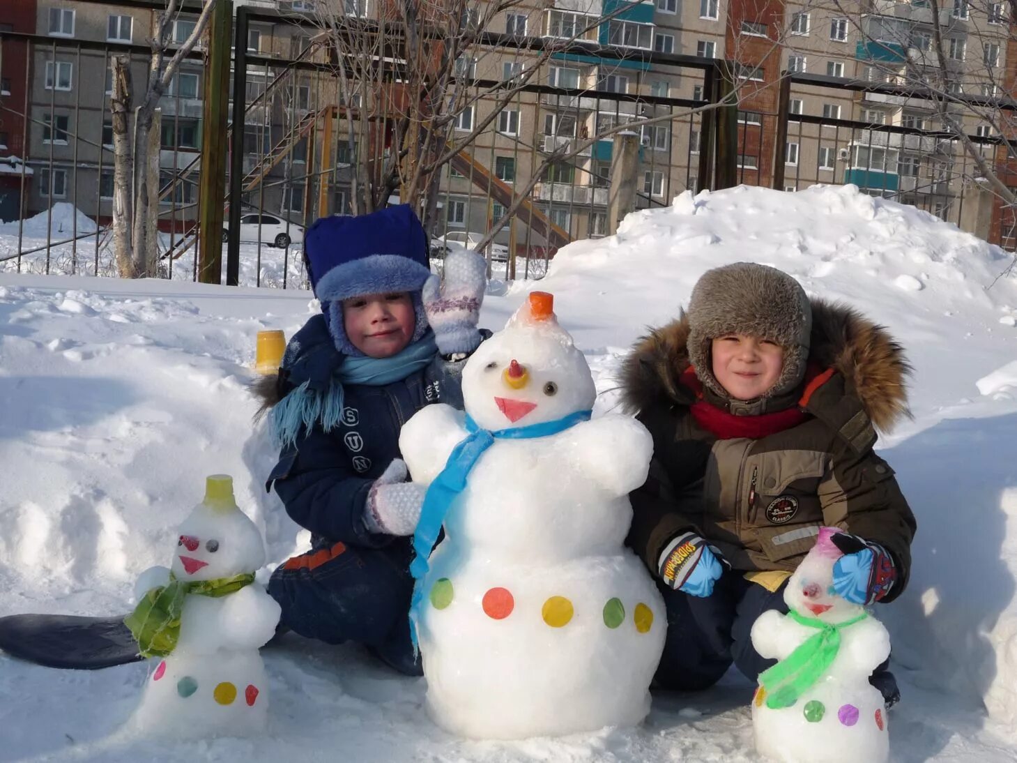 Прогулка зимой с детьми в детском саду. Снежные постройки. зимняя прогулка в детском саду. фигуры из снега в детском саду. зимние постройки на участке детского сада.