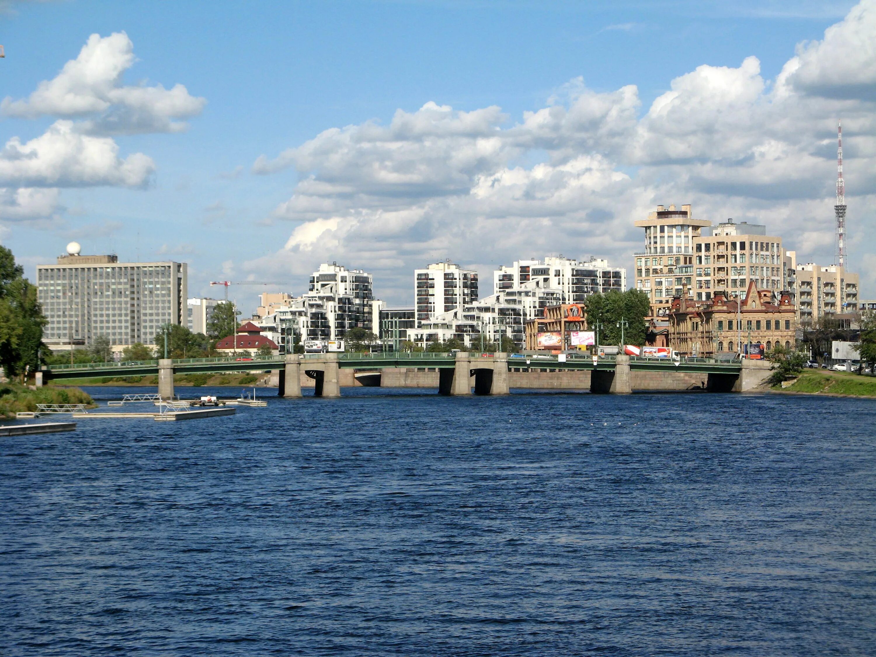 Большой крестовский мост спб. Петроградская улица. Санкт-петербург, наб. Петроградская крестовский. Набережная адмирала лазарева крестовский мост.