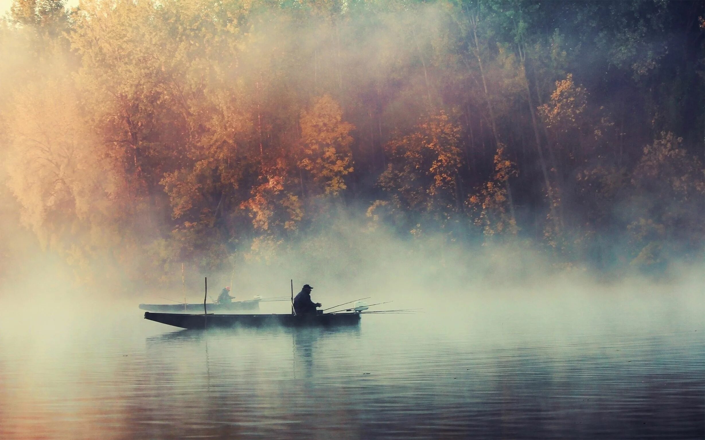 Песня над рекой туман дым. Туманный пейзаж. Туман на воде. Лодка на озере. Лодка в тумане.
