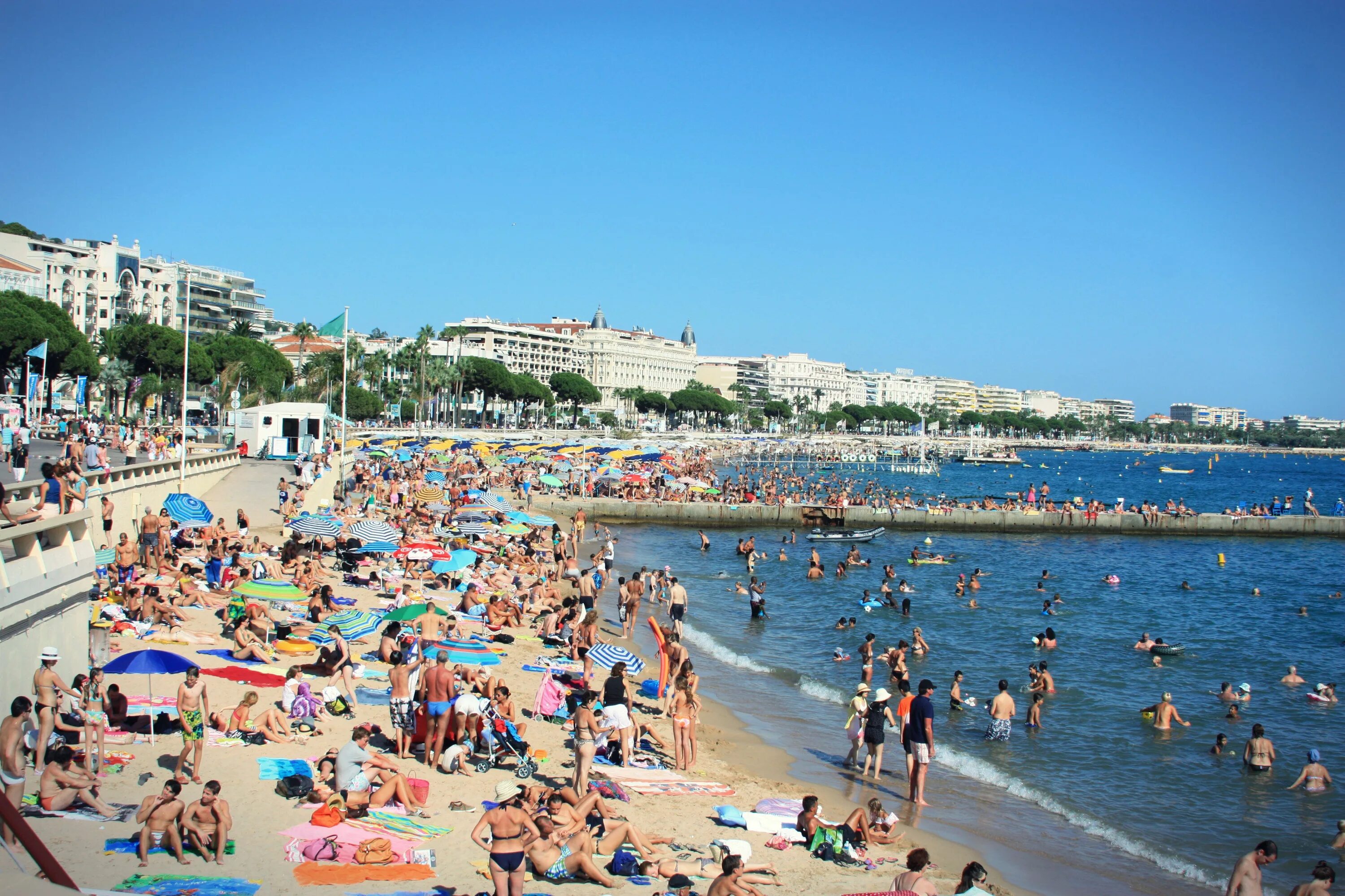 Nice beach. Канны Лазурный берег. Лазурный берег Франции Ницца. Канны Франция Лазурный берег. Канны Франция пляж.