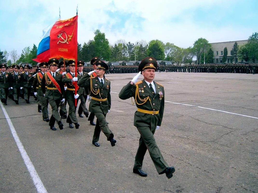 Часть войск идущая впереди. Вынос боевого Знамени. Вынос боевого Знамени воинской части. Торжественный вынос Знамени РФ. Торжественный марш в части.