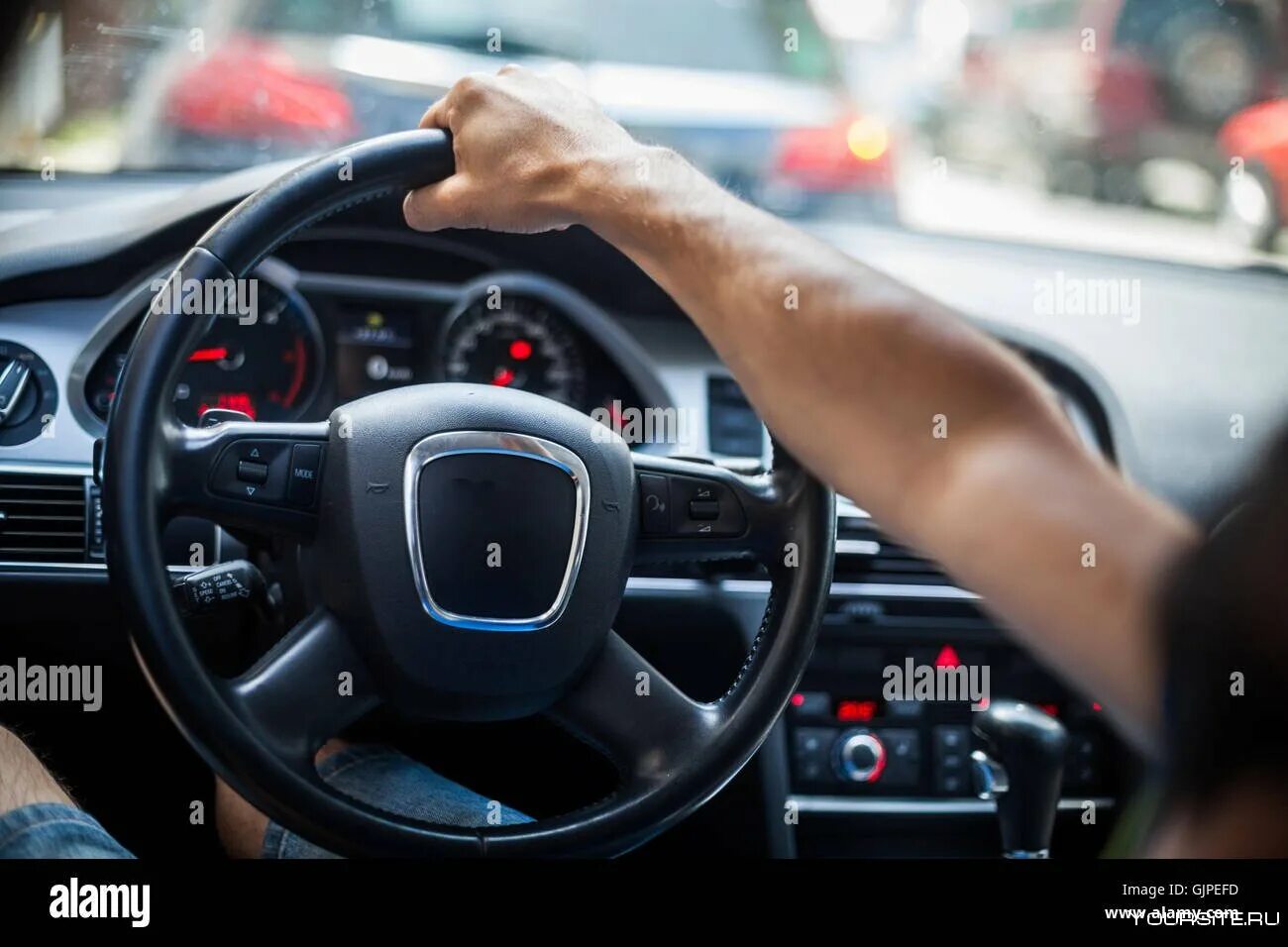Слушать музыка на всю роберт катчиев. Машины пела. Фотосессия мужская рука на руле авто. Нигатив свет не горит. Мужские руки на руле.