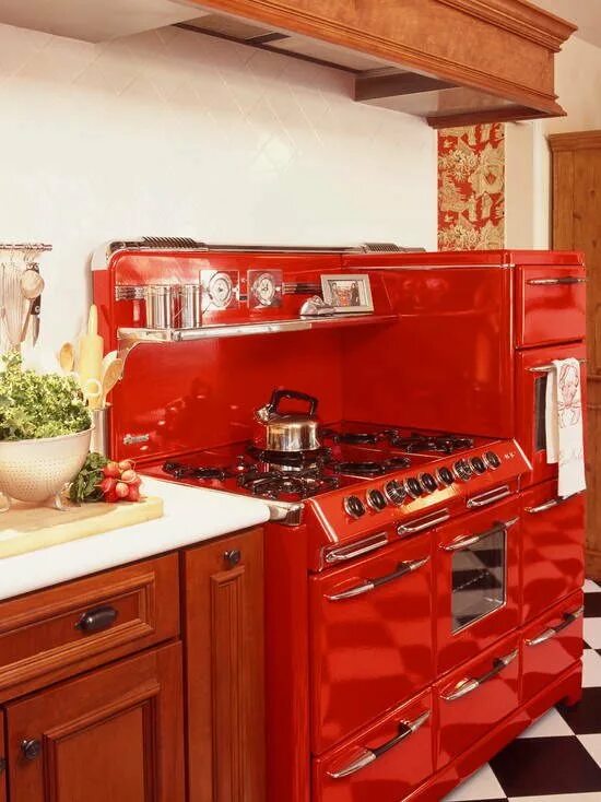 Бытовая техника красный. Smeg плита и вытяжка в стиле ретро. Кухонный гарнитур в стиле ретро. Красная кухня в стиле ретро. Кухонная плита в стиле ретро.