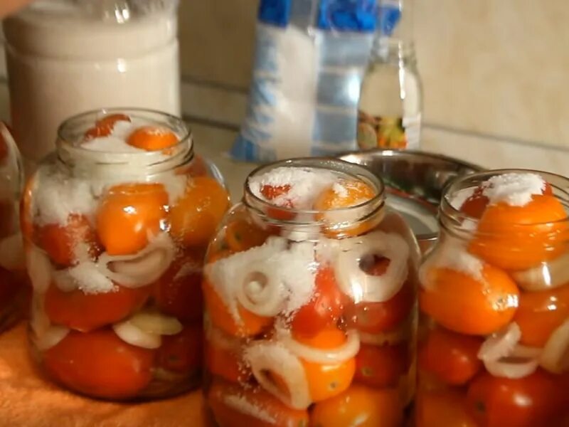 Рецепт маринованных помидор на зиму стерилизация. Сладкие помидоры на зиму. Помидоры с луком на зиму без стерилизации. Сладкие помидоры с луком на зиму. Помидоры на зиму самый вкусный сладкие.
