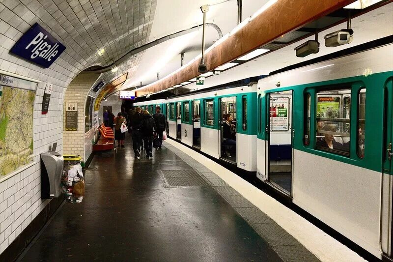 Метрополитены франции. Метро Парижа. Метро Франции Париж. Paris Metro станция. Метропоезда Парижа.